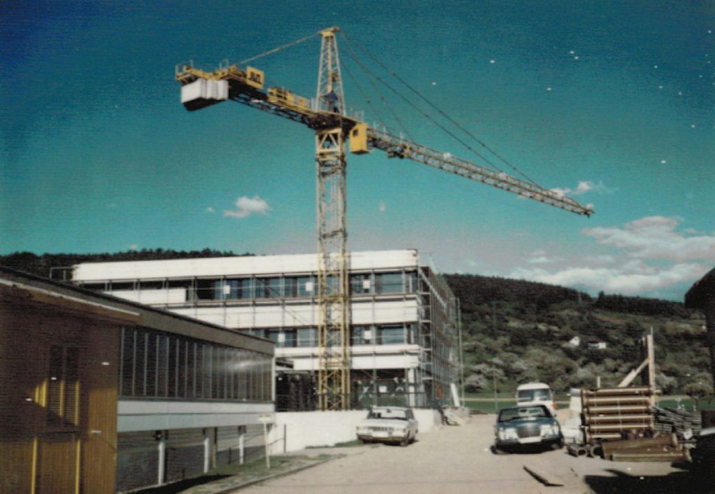 WEKUmat - Historisches Bild - 1973 Bau des Verwaltungsgebäudes in Rück