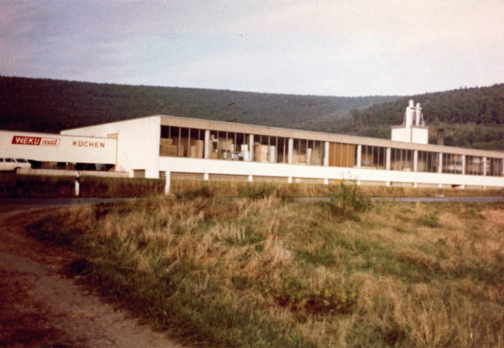 WEKUmat - Historisches Bild - Außenansicht Produktionshalle 1970
