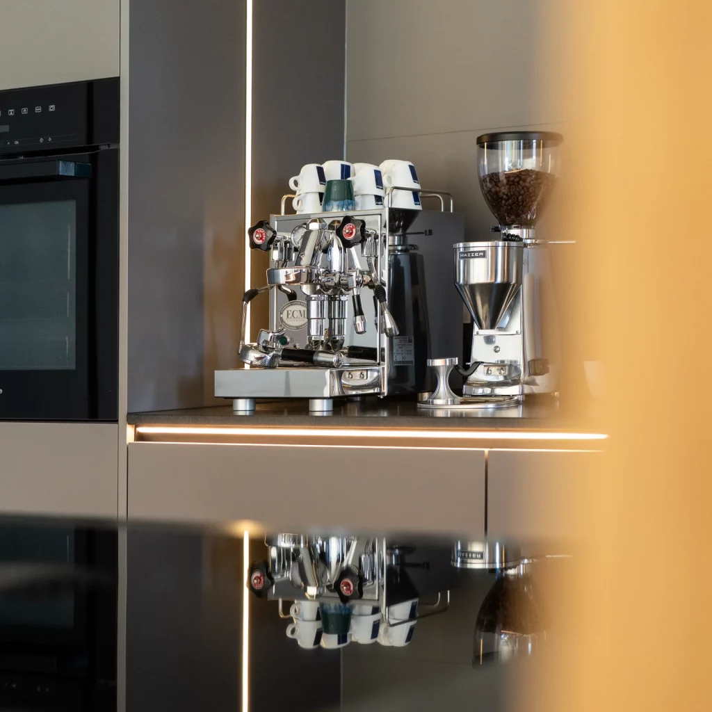 WEKUMAT – Referenzküche Bild von einer schwarzen Küche - Kaffeemaschine