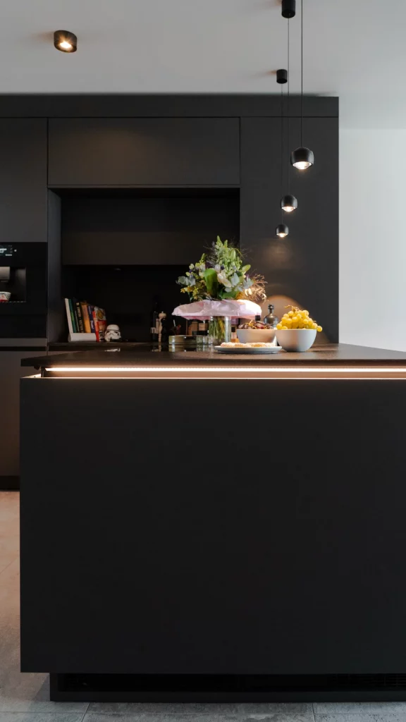 WEKUMAT – Referenzküche reduziertes, zeitloses Design mit Natursteinarbeitsplatte