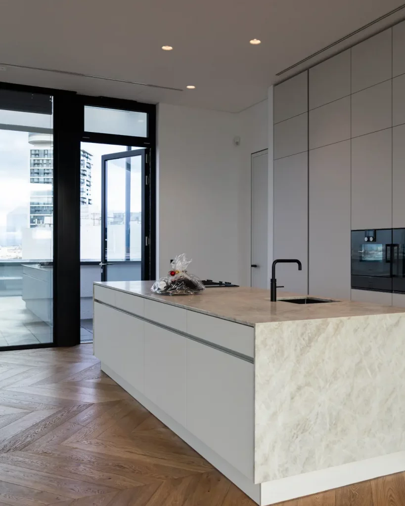 WEKUMAT – Referenzküche Reduziertes Design mit Weitblick Loft Frankfurt