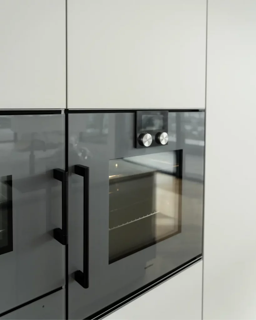 WEKUMAT – Referenzküche Reduziertes Design mit Weitblick Loft Frankfurt