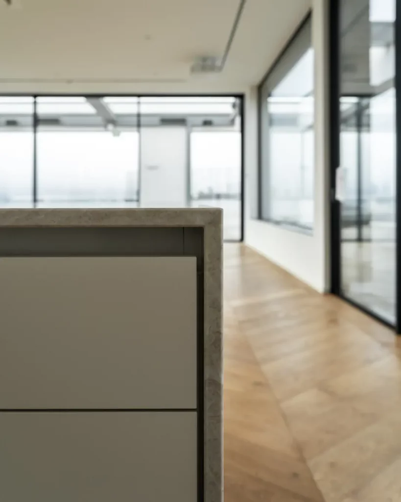 WEKUMAT – Referenzküche Reduziertes Design mit Weitblick Loft Frankfurt