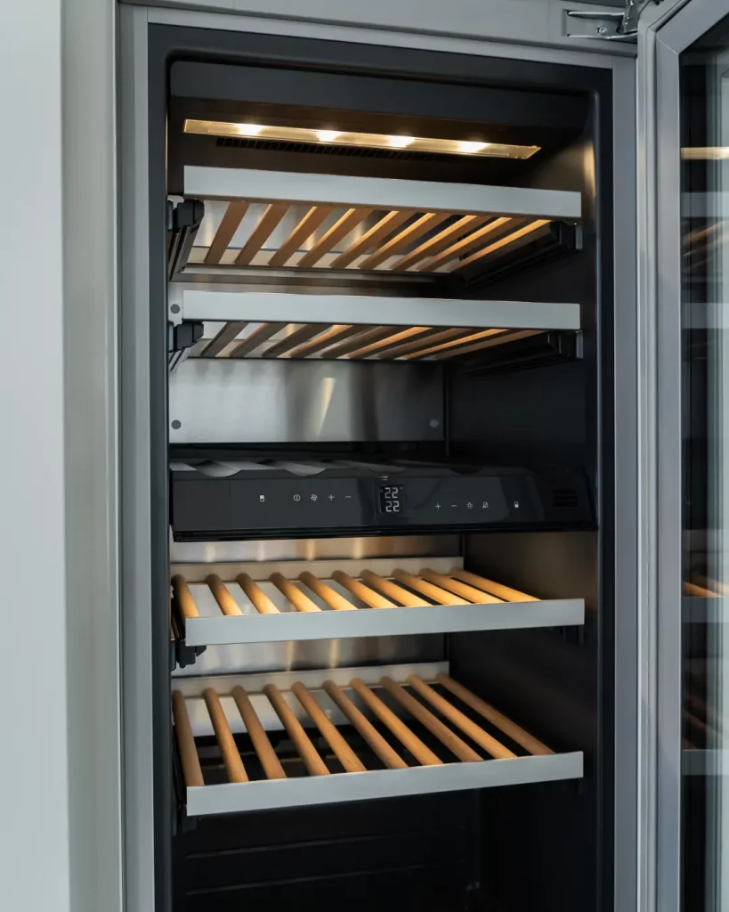 WEKUMAT – Referenzküche Reduziertes Design mit Weitblick Loft Frankfurt