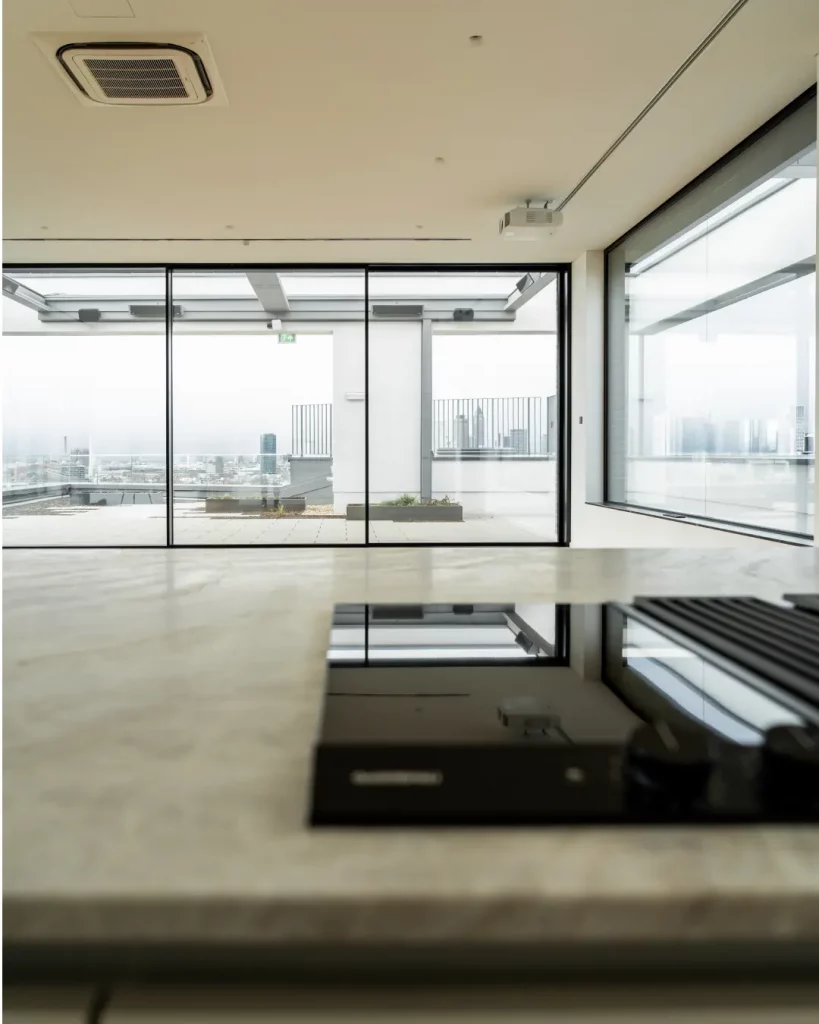 WEKUMAT – Referenzküche Reduziertes Design mit Weitblick Loft Frankfurt