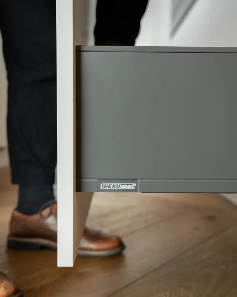 WEKUMAT – Referenzküche Reduziertes Design mit Weitblick Loft Frankfurt