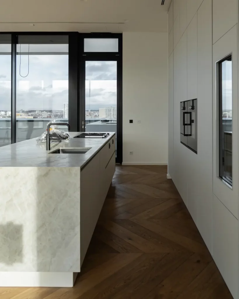 WEKUMAT – Referenzküche Reduziertes Design mit Weitblick Loft Frankfurt