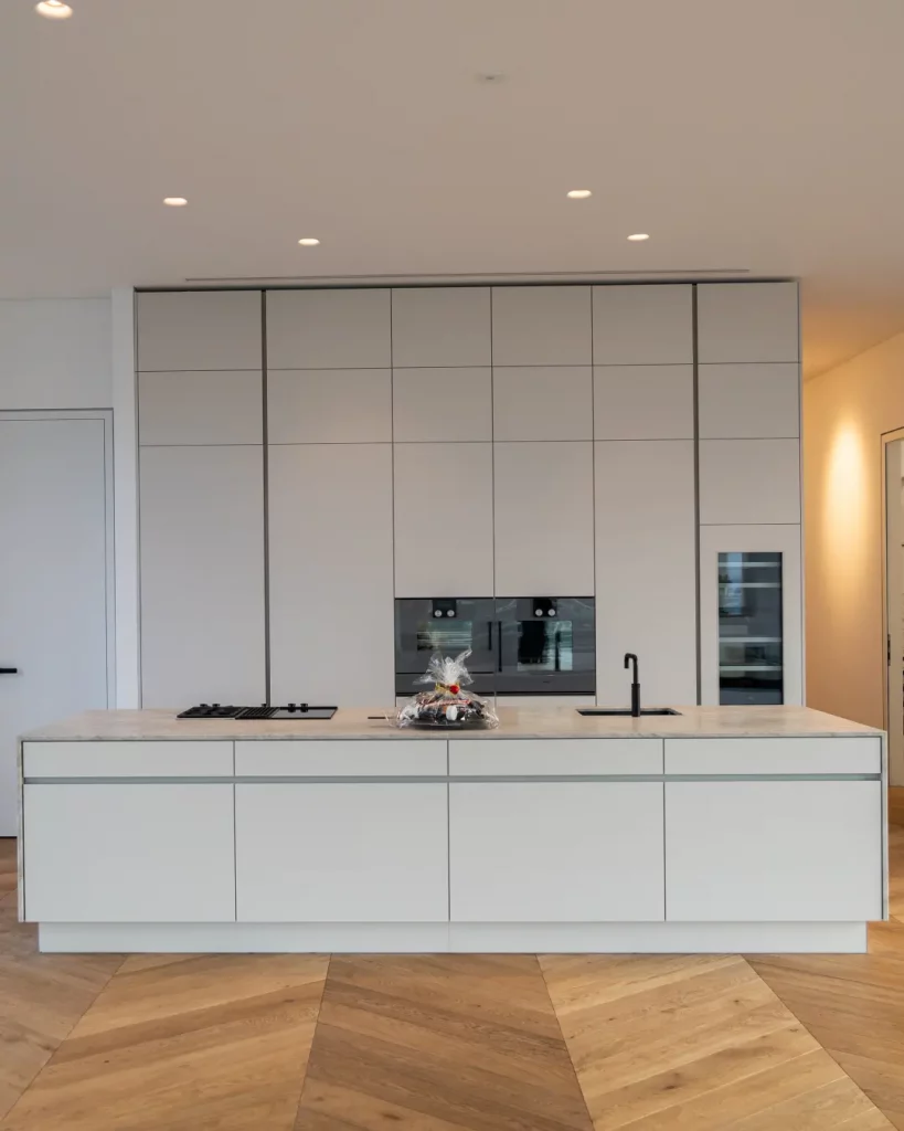 WEKUMAT – Referenzküche Reduziertes Design mit Weitblick Loft Frankfurt