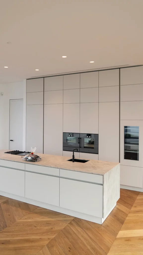 WEKUMAT – Referenzküche Reduziertes Design mit Weitblick Loft Frankfurt